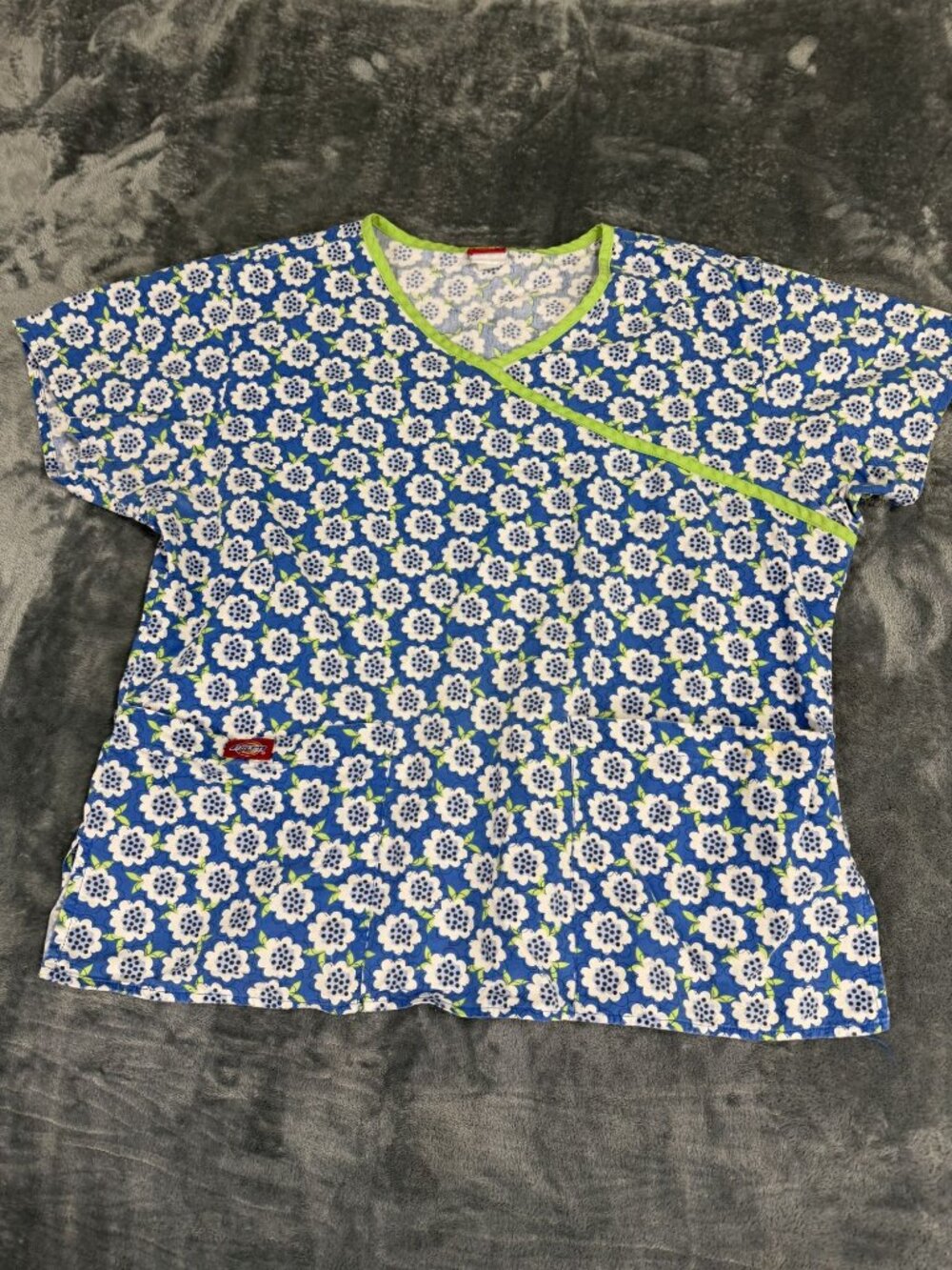 Dickies Womens Blue & White Floral V-Neck Scrub Top M